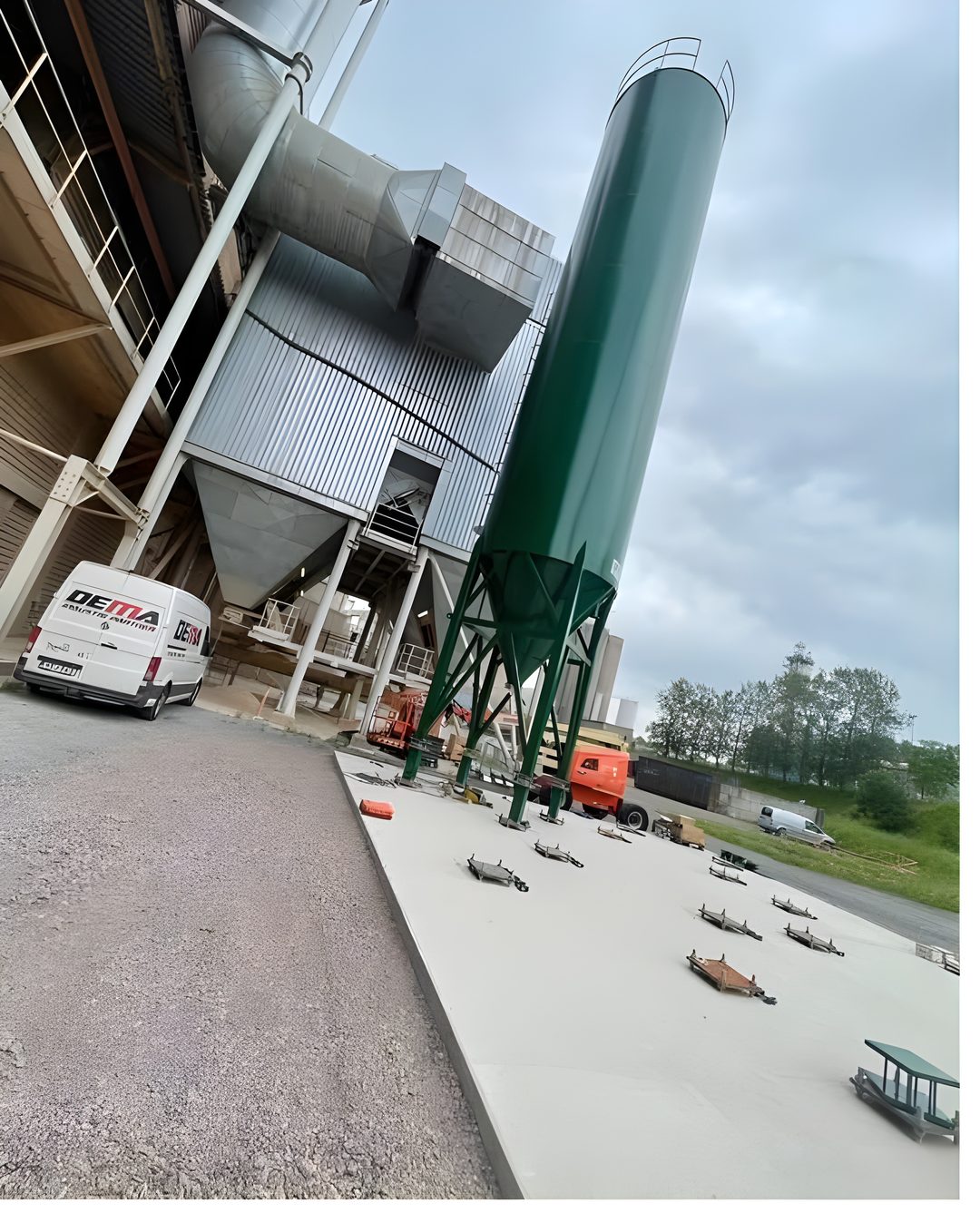 Dema Industripartner AB:s servicebil vid en industrianläggning med nymonterad silo.